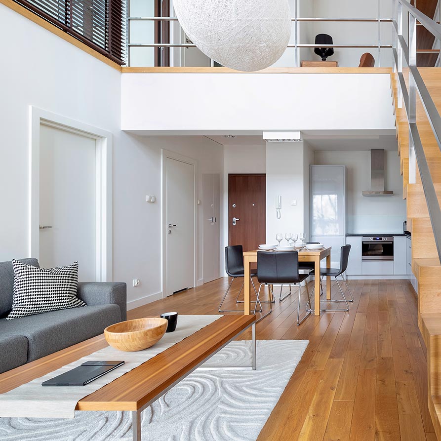 Modernes offenes Wohnzimmer mit Treppe und Parkettboden