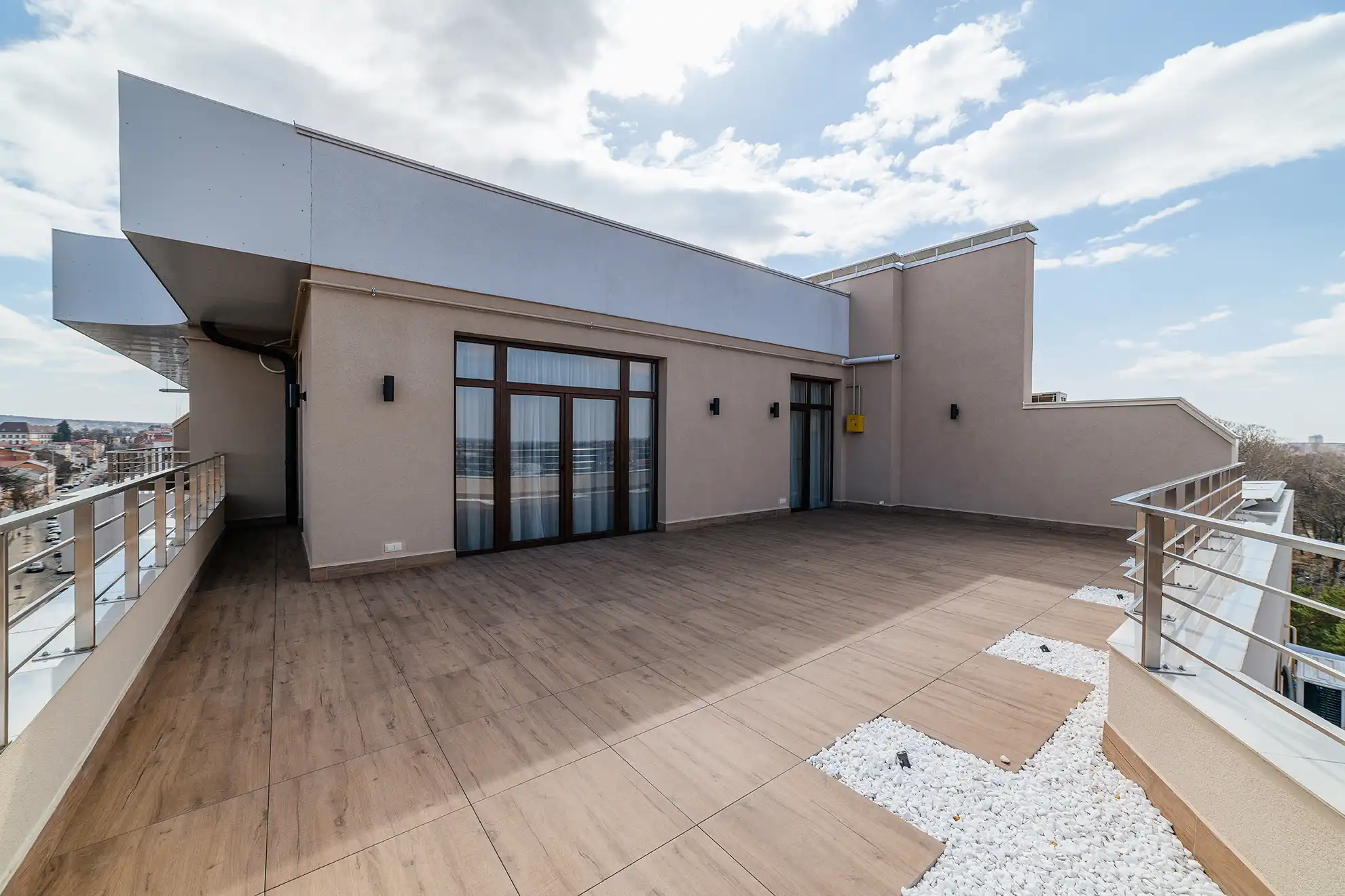 Dachterrasse mit großformatigen Steinfliesen in moderner Optik
