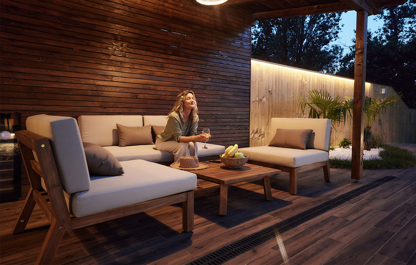 Terrasse mit eleganter Lounge und stimmungsvollem Lichtdesign.