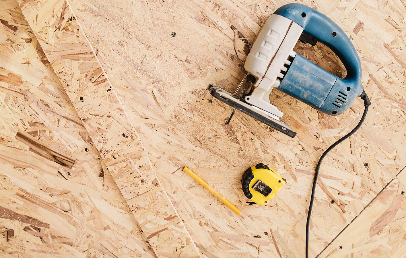 OSB-Platte, verarbeitet für eine Wandverkleidung im Holzbau.