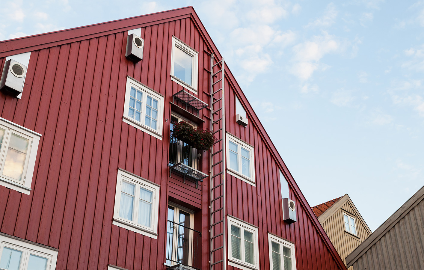 Frisch lasierte Holzfassade in Schwedenrot als Schutz vor Witterungseinflüssen.