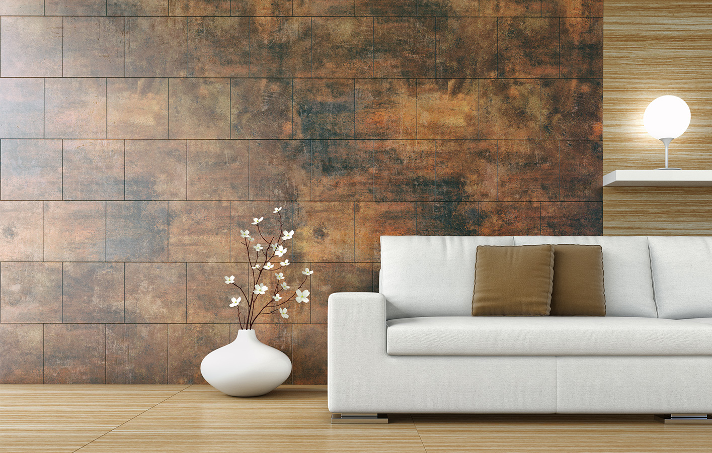 Wohnzimmerwand mit stilvollen, dekorativen Fliesen in warmen Erdtönen, kombiniert mit einem Sofa und einer modernen Vase.