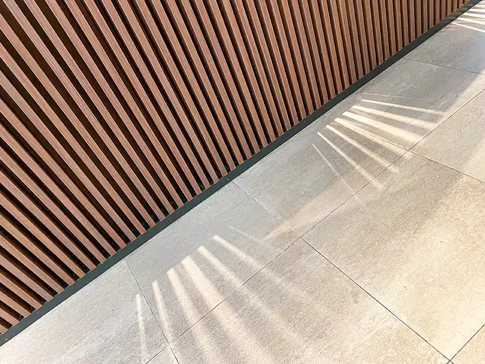 Detailansicht eines Holzsichtschutzes mit schrägen Lamellen