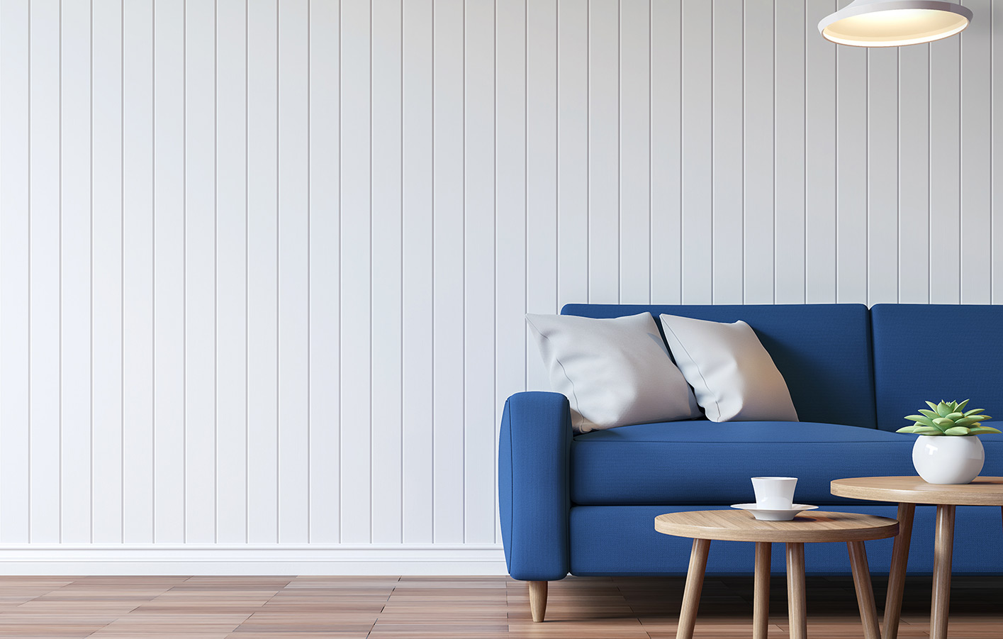 Wohnzimmer mit gemütlicher Couch, Tisch und Holzpaneelen an der Wand